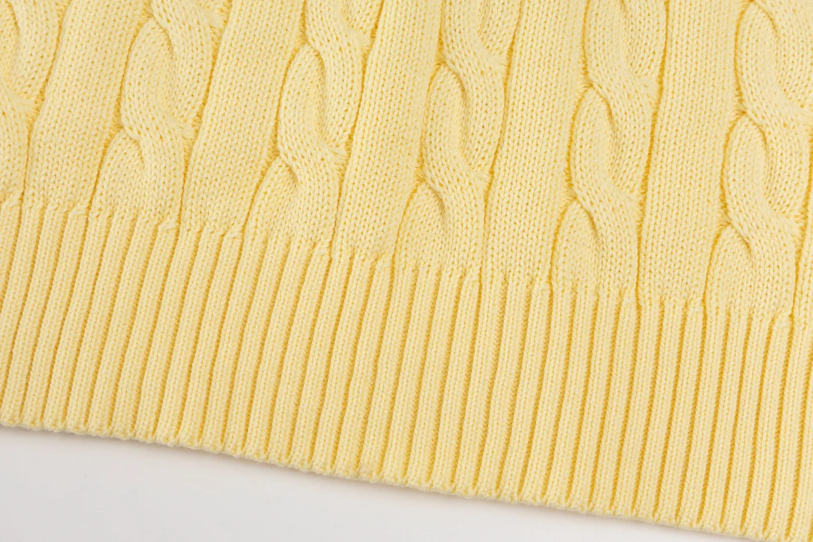 P236 #R92 RALPH LAUREN Ralph Lauren fifteen colors classic small label embroidery logo turtleneck pullover half-zip knitted cable sweater with high-density LOGO embroidery on the chest and original customized tag accessories. Made of pure cotton yarn, pure cotton is skin-friendly and comfortable, small label war horse embroidered twist turtleneck sweater 🐎 high quality, follow the blogger to learn how to wear it! Let’s buy a Ralph Lauren cable sweater. It’s a super hard-to-find series after it became popular. It’s hard to find one on the official website. It’s simple and practical to wear, with a lazy and loose feel. The thickened fabric has more texture, feels soft and delicate, and has a loose fit. Whether worn alone or layered, you can wear different styles of fashion with just one piece!   Size：XS S M L